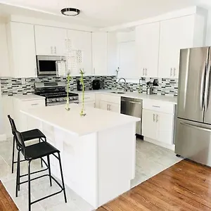 cheerful-4-bedroom-home-with-free-parking.us-newyorkcity.com/